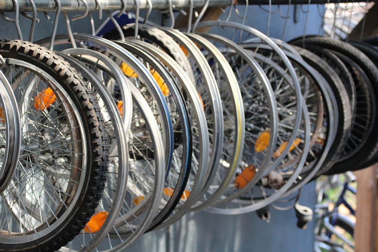 Ruedas de bicicleta colgadas en una tienda