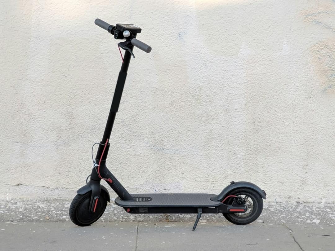 Patinete eléctrico aparcado junto a una pared